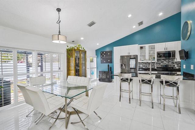 26 Dogwood Circle, Boynton Beach, FL 33436