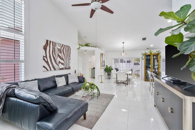 26 Dogwood Circle, Boynton Beach, FL 33436