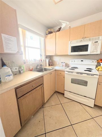 8130 Sunrise Lakes Blvd 202, Sunrise, FL 33322