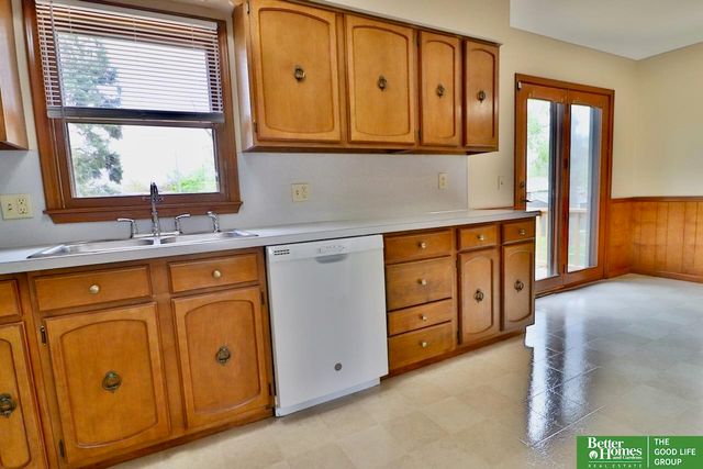 7105 Pine Drive, La Vista, NE 68128