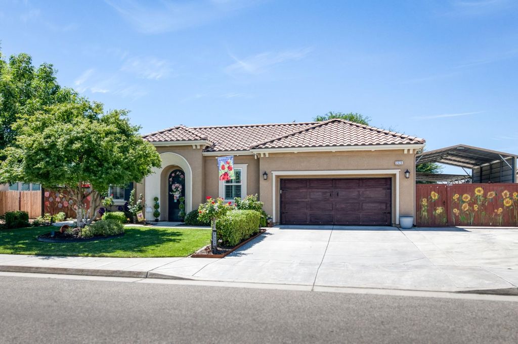 Image 1 of property listing at 2326 Richert Avenue, Clovis, CA 93611