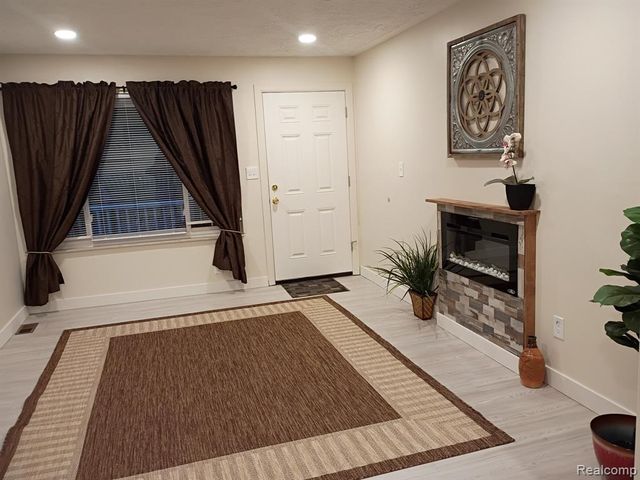 65 E Princeton Avenue, Pontiac, MI 48340