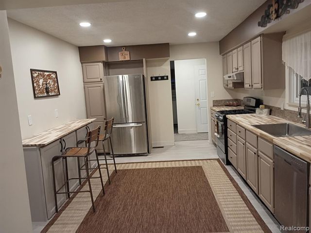 65 E Princeton Avenue, Pontiac, MI 48340