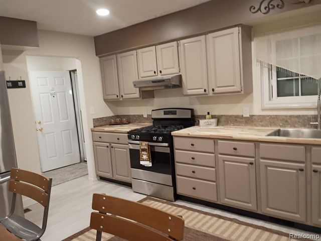 65 E Princeton Avenue, Pontiac, MI 48340