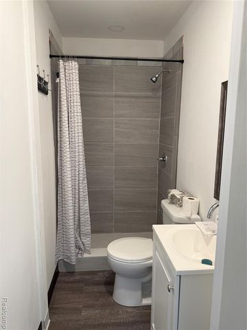 65 E Princeton Avenue, Pontiac, MI 48340