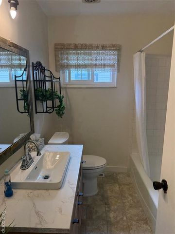 65 E Princeton Avenue, Pontiac, MI 48340