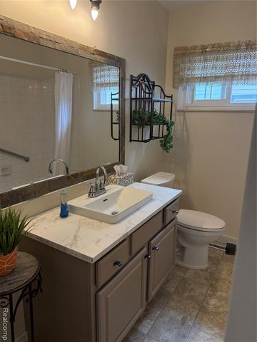 65 E Princeton Avenue, Pontiac, MI 48340