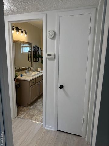 65 E Princeton Avenue, Pontiac, MI 48340