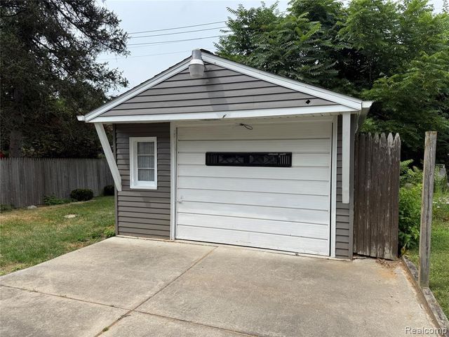 65 E Princeton Avenue, Pontiac, MI 48340