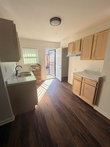 1304 OAK ST, Memphis, TN 38106