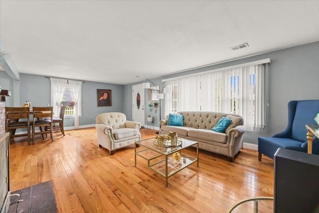 33 Prince St, Brockton, MA 02302