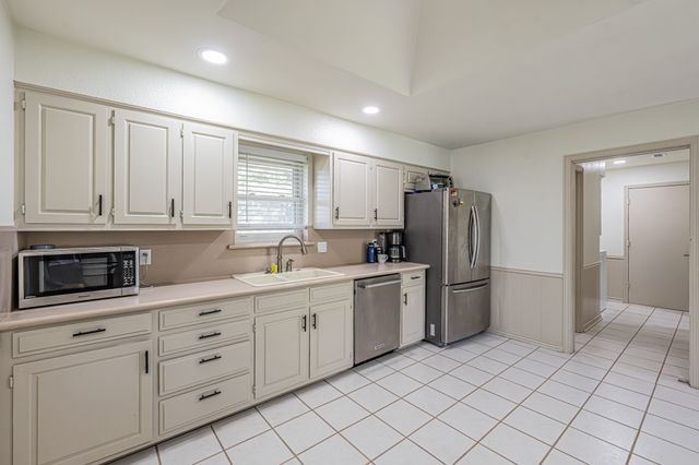 2415 Lakeview Circle, Arlington, TX 76013