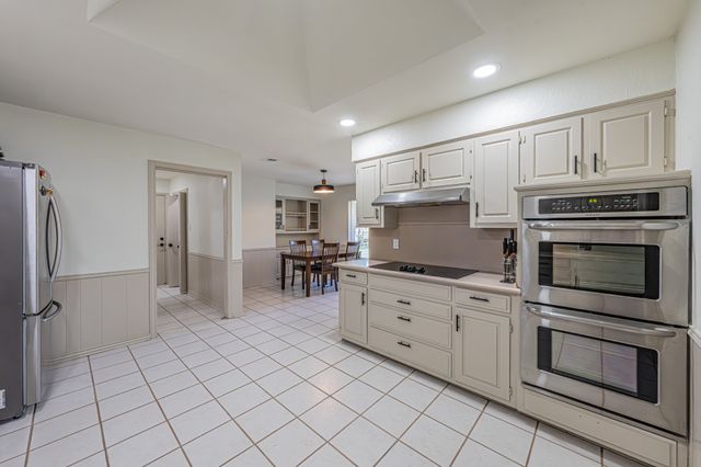 2415 Lakeview Circle, Arlington, TX 76013