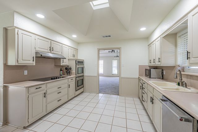 2415 Lakeview Circle, Arlington, TX 76013