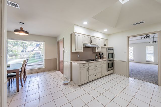 2415 Lakeview Circle, Arlington, TX 76013