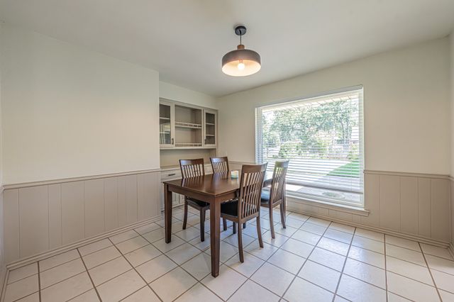 2415 Lakeview Circle, Arlington, TX 76013