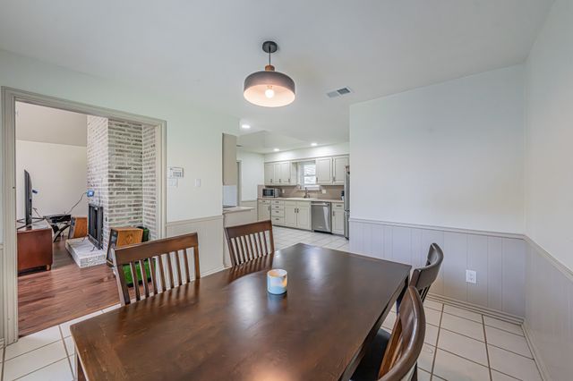 2415 Lakeview Circle, Arlington, TX 76013