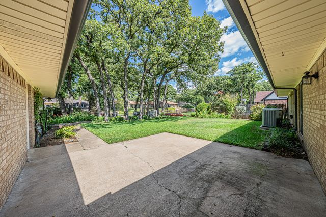 2415 Lakeview Circle, Arlington, TX 76013