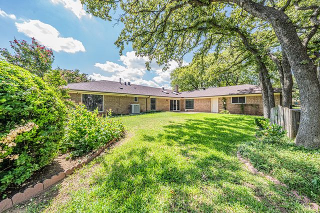 2415 Lakeview Circle, Arlington, TX 76013