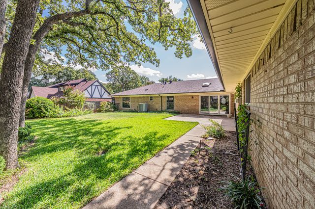 2415 Lakeview Circle, Arlington, TX 76013