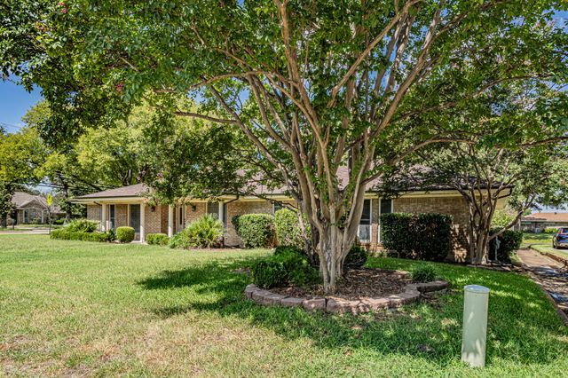 2415 Lakeview Circle, Arlington, TX 76013