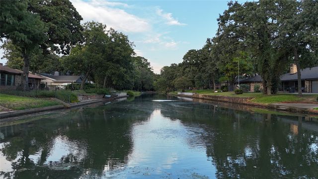 2415 Lakeview Circle, Arlington, TX 76013