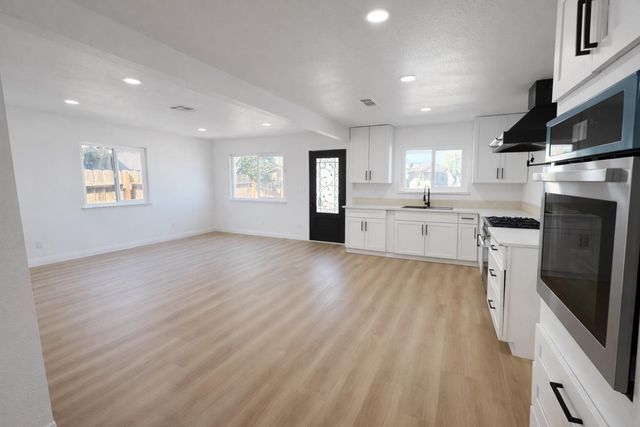 444 N 5th Ave, Oakdale, CA 95361