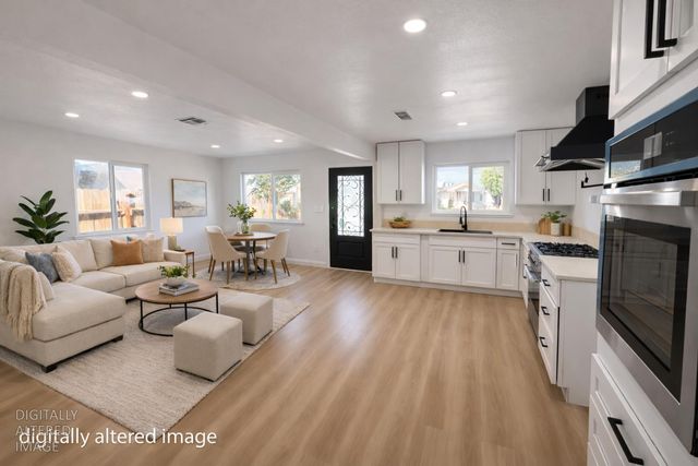 444 N 5th Ave, Oakdale, CA 95361