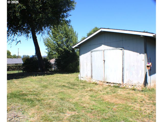 1542 Ne HOLLIS St, Roseburg, OR 97470