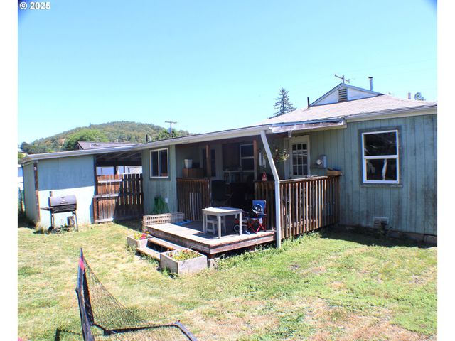 1542 Ne HOLLIS St, Roseburg, OR 97470