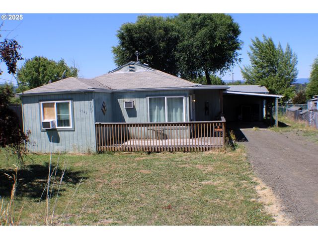 1542 Ne HOLLIS St, Roseburg, OR 97470