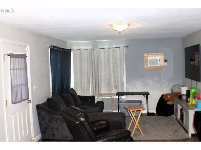 1542 Ne HOLLIS St, Roseburg, OR 97470
