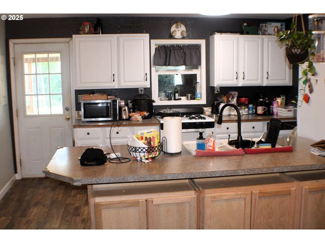 1542 Ne HOLLIS St, Roseburg, OR 97470