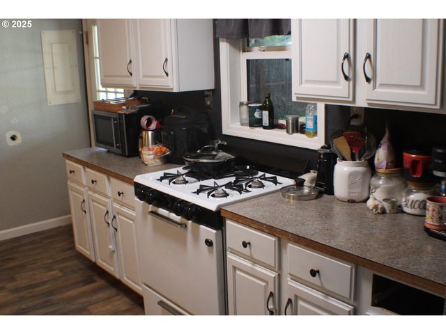 1542 Ne HOLLIS St, Roseburg, OR 97470