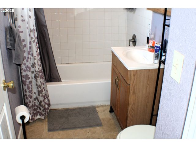 1542 Ne HOLLIS St, Roseburg, OR 97470