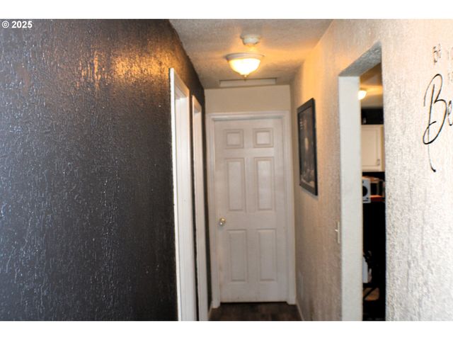 1542 Ne HOLLIS St, Roseburg, OR 97470
