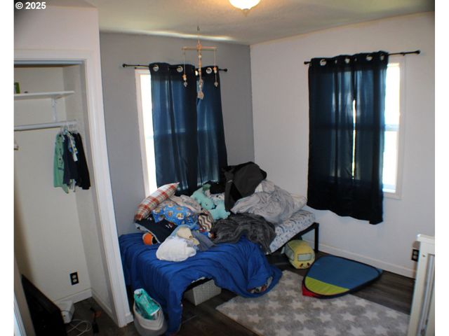1542 Ne HOLLIS St, Roseburg, OR 97470