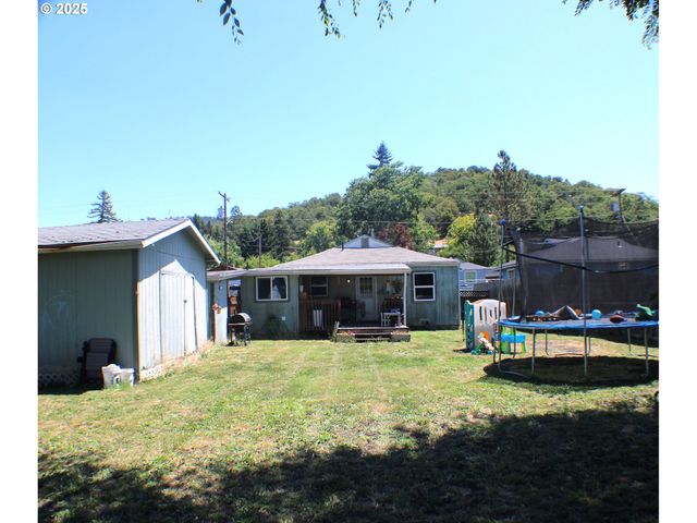 1542 Ne HOLLIS St, Roseburg, OR 97470