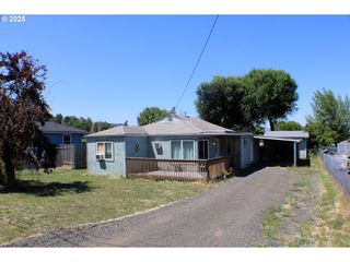 1542 Ne HOLLIS St, Roseburg, OR 97470