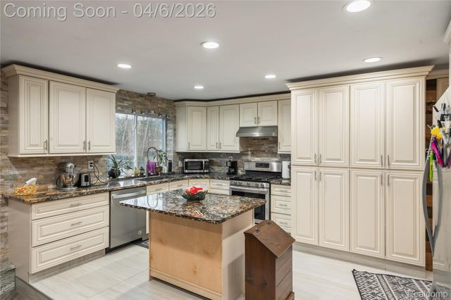 15701 Middlebelt Road, Romulus, MI 48174