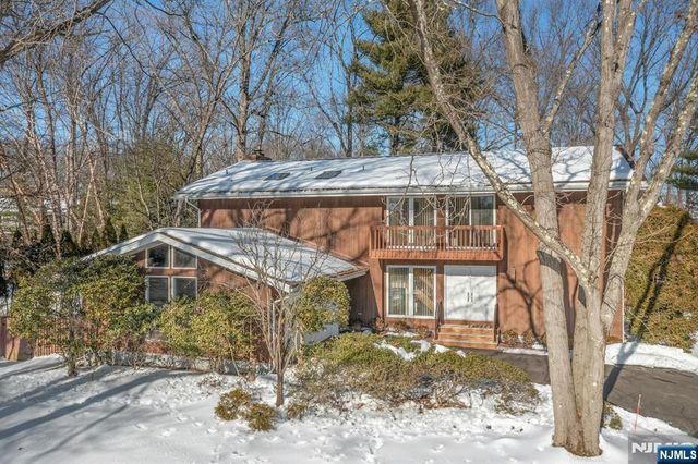 566 Faletti Way, River Vale, NJ 07675