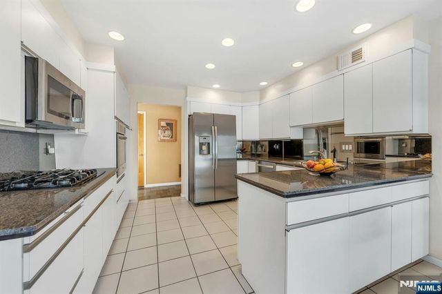 566 Faletti Way, River Vale, NJ 07675