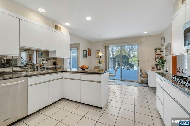 566 Faletti Way, River Vale, NJ 07675