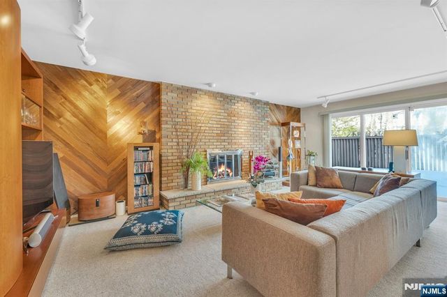 566 Faletti Way, River Vale, NJ 07675