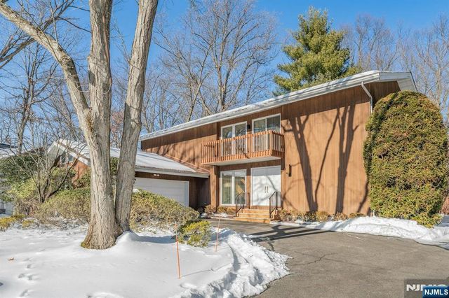 566 Faletti Way, River Vale, NJ 07675