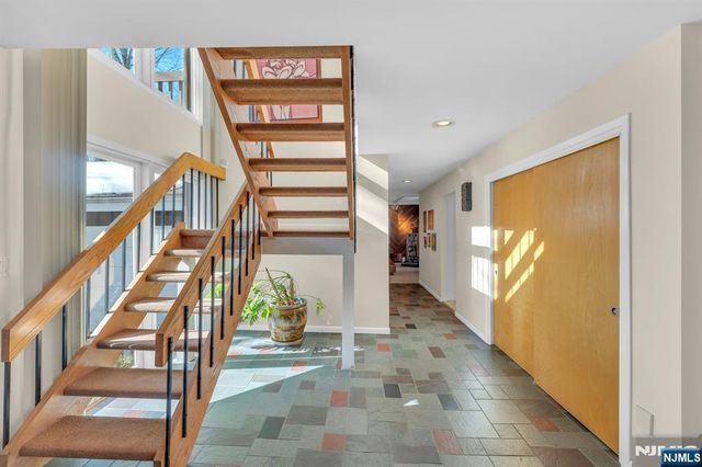 566 Faletti Way, River Vale, NJ 07675