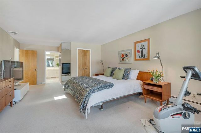 566 Faletti Way, River Vale, NJ 07675