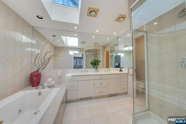 566 Faletti Way, River Vale, NJ 07675