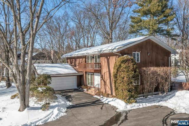 566 Faletti Way, River Vale, NJ 07675