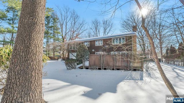 566 Faletti Way, River Vale, NJ 07675